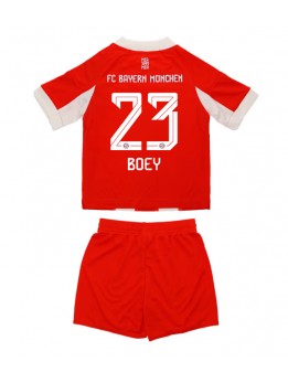 Bayern Munich Sacha Boey #23 Replika Hemmakläder Barn 2025-26 Kortärmad (+ byxor)